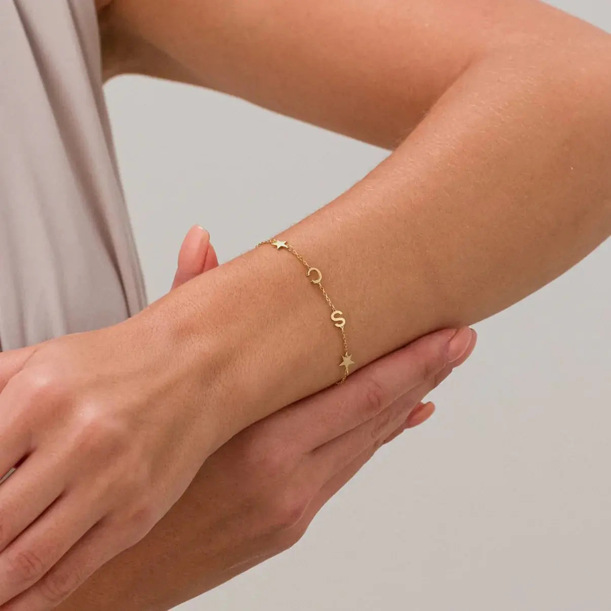 Benutzerdefiniertes Armband mit den lateralen Initialen  ErinnerungSchmuck