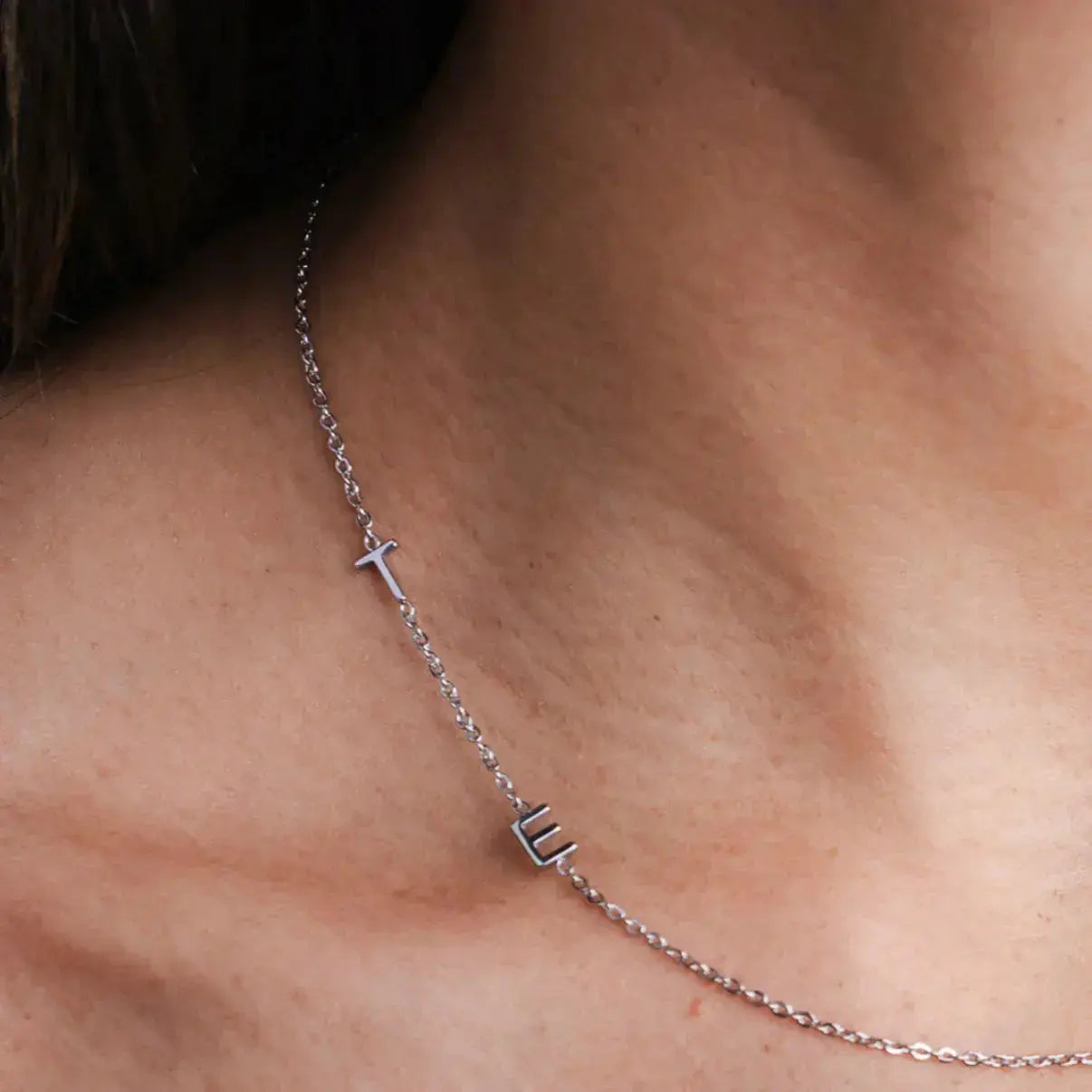 Personalisierte Halskette mit den lateralen Initialen  ErinnerungSchmuck
