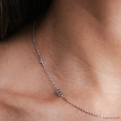 Personalisierte Halskette mit den lateralen Initialen  ErinnerungSchmuck