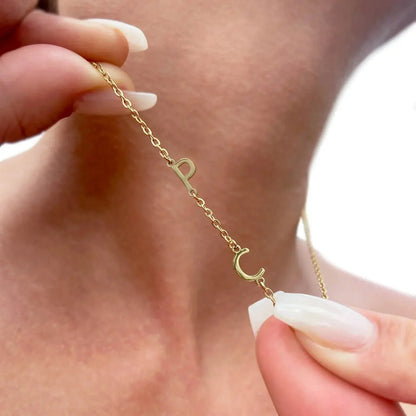 Personalisierte Halskette mit den lateralen Initialen  ErinnerungSchmuck